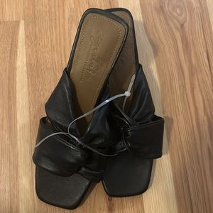 Journee Signature Charlize Sandal in Black New Sz10 Genuine Leather